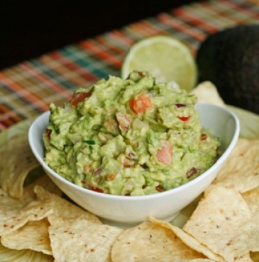 How to make an amazing chunky guacamole