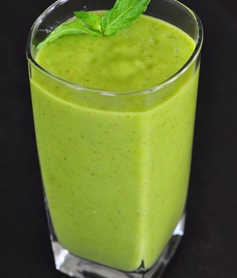 How to make a mango strawberry pineapple and spinach smoothie